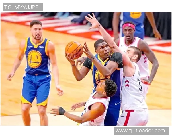 勇士与爵士季后赛第三场激战回顾球星表现与战术分析